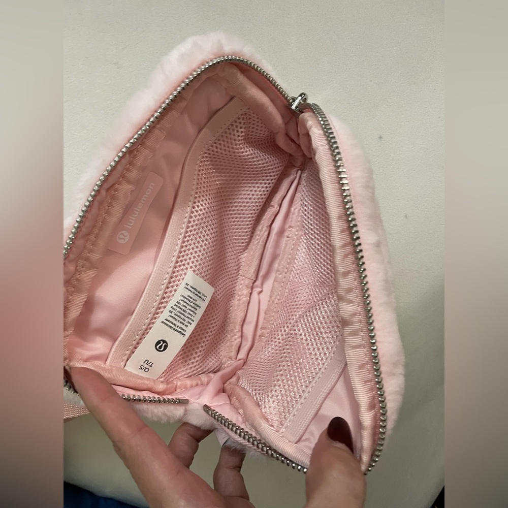 Lululemon NWT Everywhere Belt Bag Plush Fleece Strawberry Milkshake Pink 1L - Picture 10 of 11